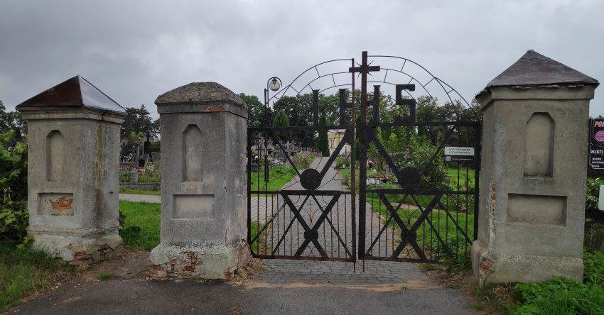 Stary cmentarz brama główna.jpg