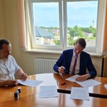 Prezes WFOŚiGW w Białymstoku i Wójt Gminy Bargłów Kościelny podpisują umowę na dofinansowanie budowy ścieżki edukacyjno - przyrodniczej w Kroszewie